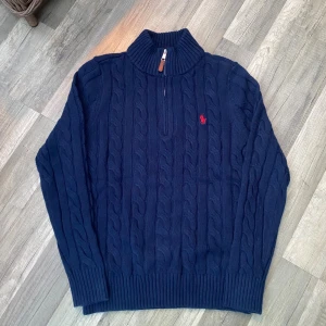 Halfzip Ralph lauren  - Tja säljer nu denna snygga halfzipen från Ralph lauren, mycket fint skick och riktigt skön passform. Sitter som en S. Hör av dig för minsta fundering! 
