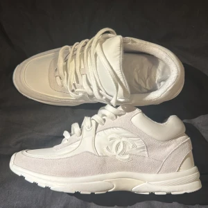 Vita sneakers  - Säljer ett par stilrena vita sneakers endast använda 1 gång strl 43