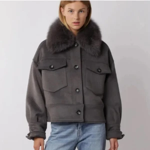 Meotine jacka - Snygg mörkgrå jacka. Jackan har flera stora fickor framtill, skriv för flera bilder eller frågor 💗