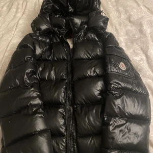 Moncler maya - Tja, jag säljer en moncler maya eftersom jag inte har någon användning av den. Tyvärr så är den lite sönder på baksidan.