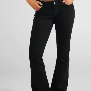 svarta low waist jeans - säljer mina svarta lågmidjade jeans ifrån junkyard💞 de är i jättefint skick och har inga defekter, de är inte använda så mycket! perfekt längd för mig som är ca 173 cm lång💞 