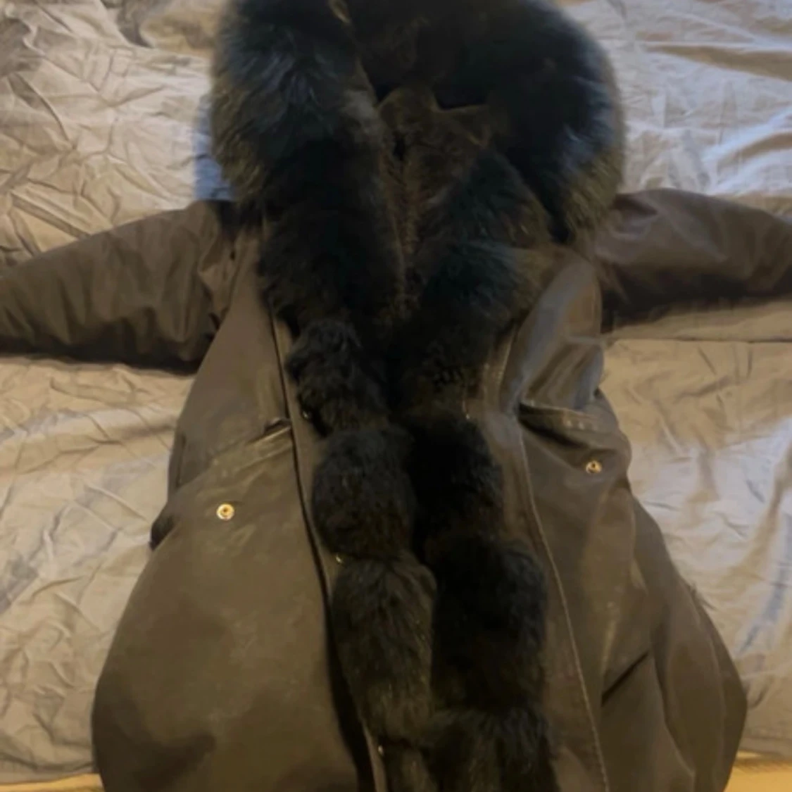 Svart pälsjacka med fluffig krage - 3