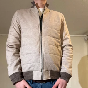 Devred jacka - Hej! Säljer nu min jacka från märket Devred, storlek L, bra skick. Tveka inte på att höra av dig om du har frågor eller funderingar kring jackan!