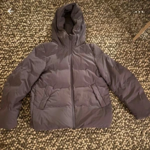 SÖKER - söker denna uniqlo jacka i exakt den färgen!! Gärna i storlek S!! Kontakta mig!!