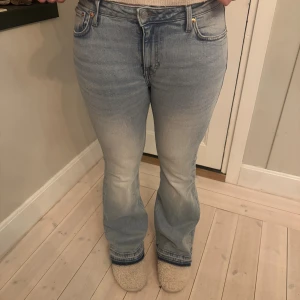 Weekday jeans  - Säljer dessa snygga jeans som inte kommit till användning. De har en bra passform, jag har sprättat dom i benen så de är lite längre. Kontakta gärna vid frågor 😊