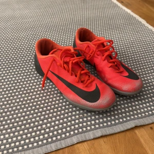 Nike CR7 futsalskor - Säljer ett par fina Nike Mercurial CR7 futsal skor som knappast är använda. Lätta, bekväma och med riktigt bra grepp på futsalplanen. Perfekt för dig som vill sticka ut med både stil och fart.