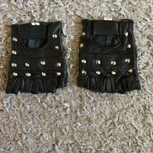 Äkta skinnhandskar med nitar. Storlek XL. - Äkta skinnhandskar med nitar. Storlek XL,