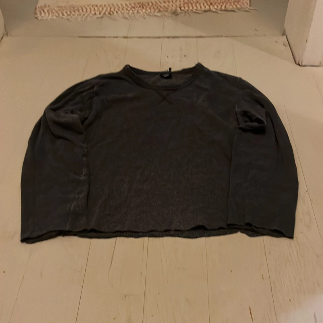 Mörkgrå croppad tröja från Divided