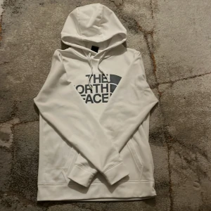 The north face tröja  - Säljer en fin the north face tröja som är i ny skick använd 1 gång och inte används mer. Diskutera pris vid snabbaffär. Storlek S.
