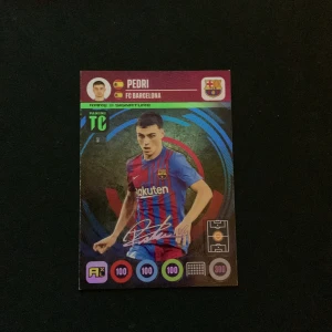 Pedri - FC Barcelona (Panini TC Rare Signature) - Samlarbild på Pedri från FC Barcelona, perfekt för fotbollsfans och samlare! Kortet har cool design, signatur och maxade stats. Ett måste för dig som älskar sport och vill ha något unikt i din samling.