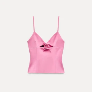 Rosa korsett-topp med snörning - Snygg rosa korsett-topp med smala axelband och v-ringad hals. Toppen har en cool snörningsdetalj framtill som ger extra edge. Materialet är slätt och har en lätt glansig finish som känns lyxig. Perfekt för dig som vill sticka ut med en feminin vibe.