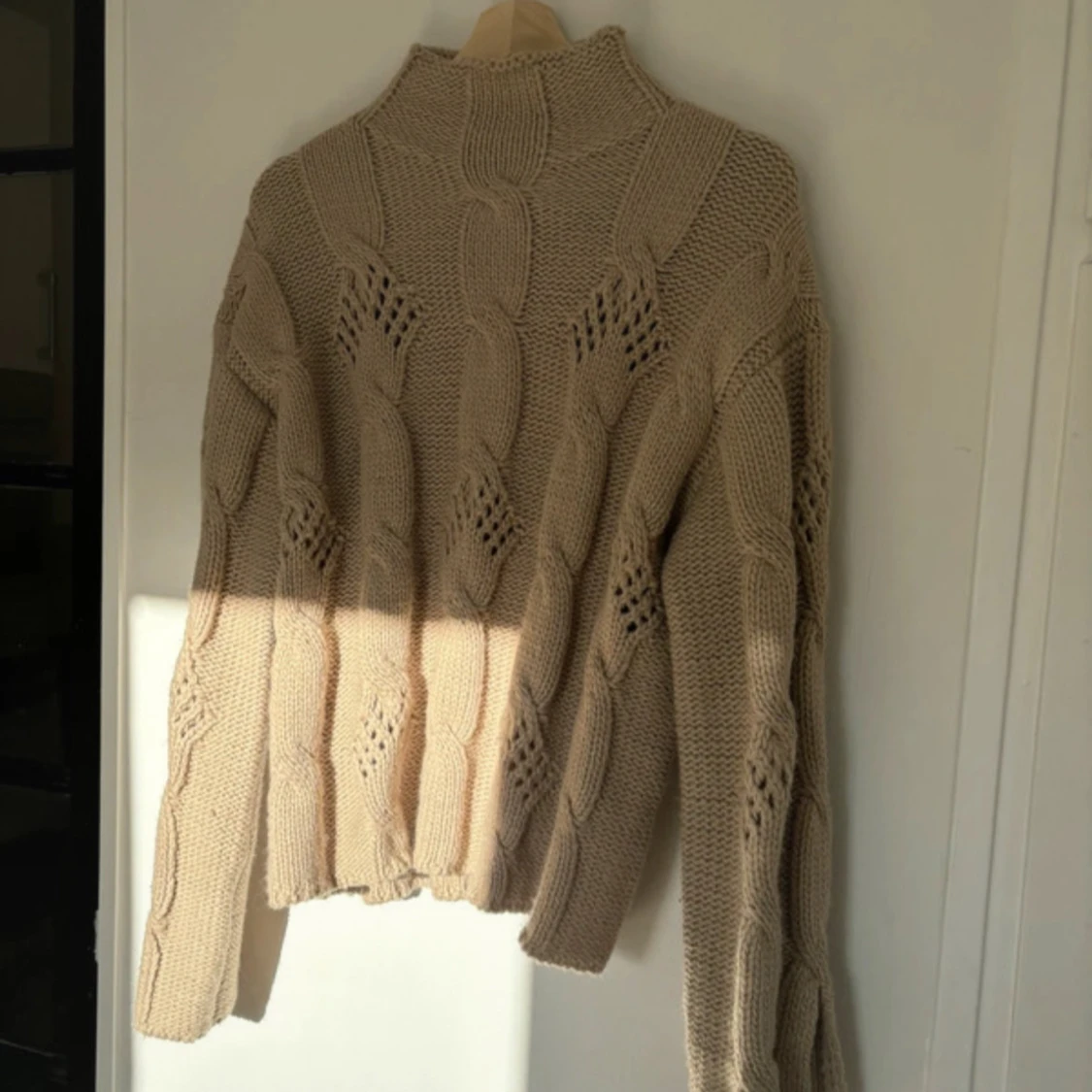 Beige stickad polotröja med kabelmönster - 2