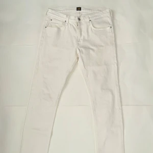 Vita Lee jeans - Innerbenslängd: 76cm Längd: 103 Midjelängd: 41