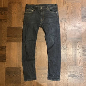 Mörkblåa jeans från Weekday - Riktigt snygga mörkblåa jeans från weekday modell Friday. Storlek W30/L30. Jeansen har en snygg selvadge tvätt och raka ben med snygga slitningar. Jeansen är i riktigt bra skick. Vid frågor och funderingar, fråga på! 