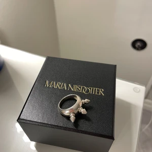 Maria Nilsdotter ring - Jättecool Maria Nilsdotter ring i storleken 17. Säljer då den inte kommer till användning ❣️