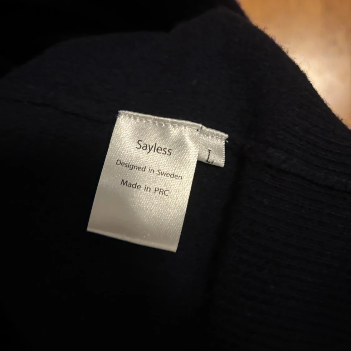 Mörkblå Kashmir hoodie från Sayless - 3