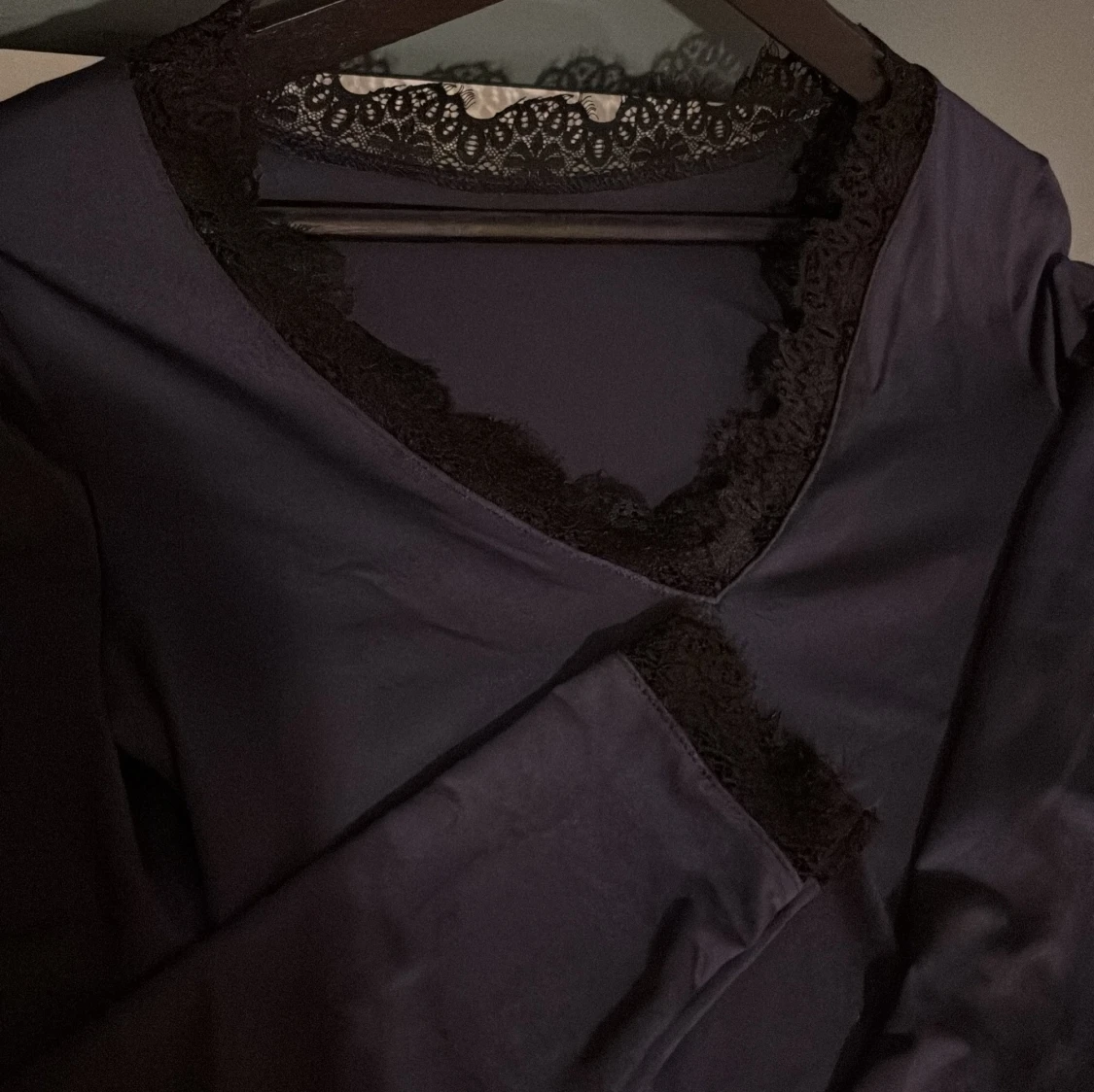 Mörkblå långärmad topp med spets - 3