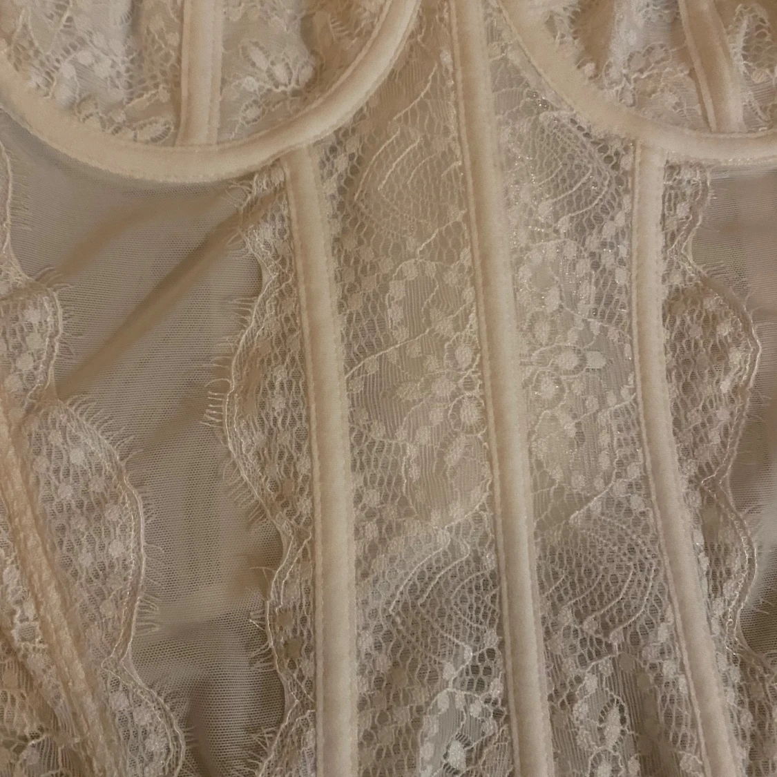 Vit spetskorsett  - 2