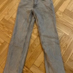 Grå raka jeans från Gina Tricot  - Lite styvare i materialet 
