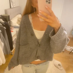 Grå kofta med fickor H&M - Mysig grå kofta från H&M! Den är långärmad och har fickor framtill. Supersnygg och jättemysig! 