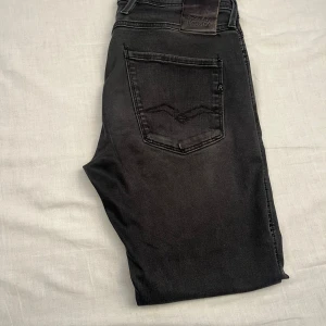 Replay Anbass svarta jeans - Mörk gråa Replay Anbass Hyperflex jeans, W29, inga skador