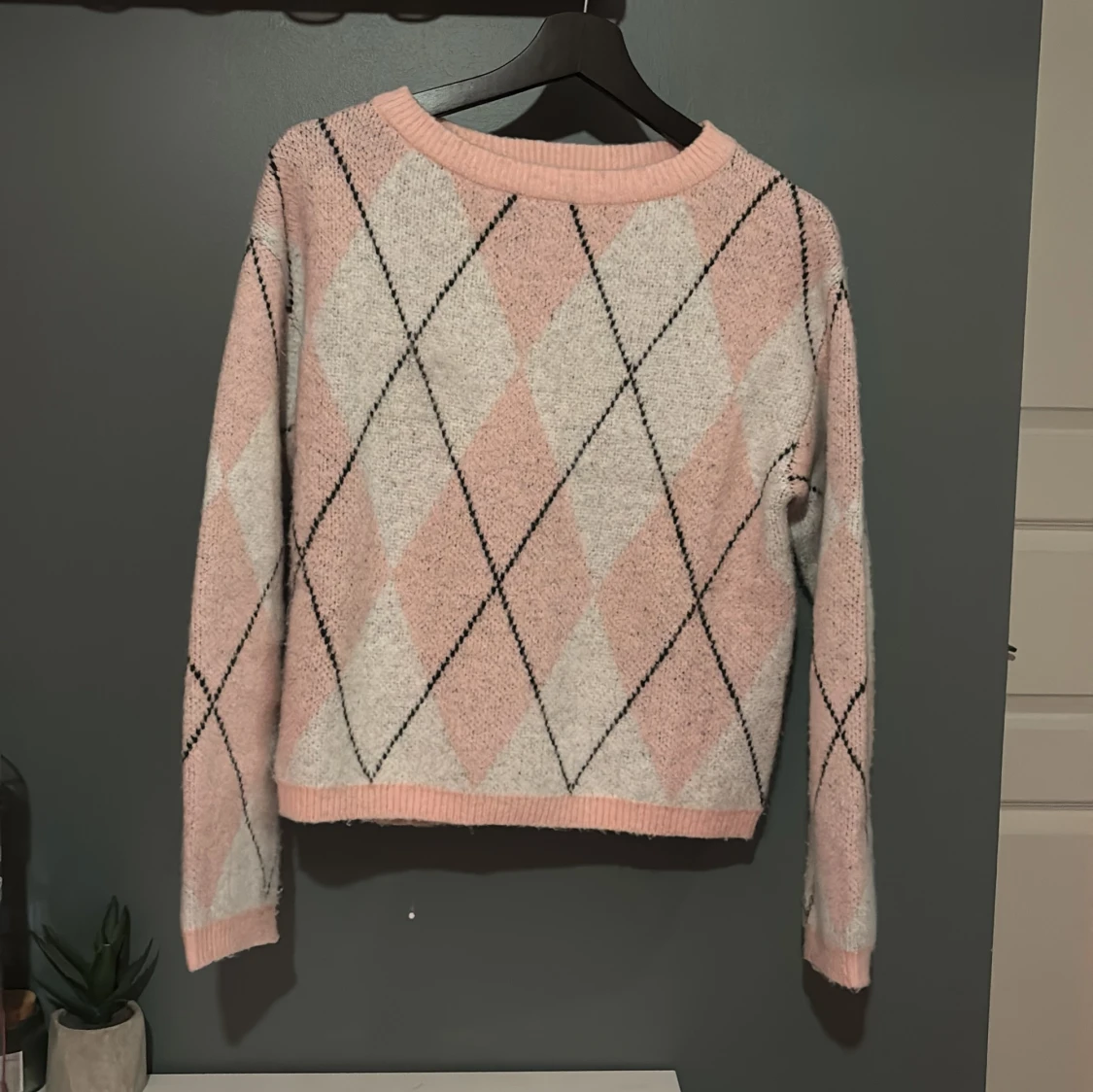 Rutig stickad tröja från 157 i rosa