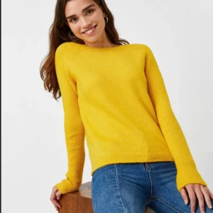 Gul stickad tröja från ONLY - Super söt stickad tröja från ONLY som passar perfekt till påsken eller till en snygg outfit. Tillverkad i tjockt stickat tyg som håller värmen under kalla dagar. Inte allt mycket använd pga storlek. NYRIS 349kr💛skulle säga storlek M 