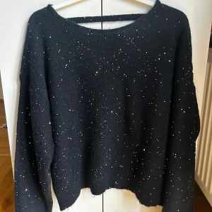 Mörkblå glittrig stickad tröja från Gina tricot Young! - Mörkblå stickad tröja med glittriga paljettdetaljer över hela plagget. Tröjan har en rund halsringning och långa ärmar. Tröjan är aldrig använd och skriv gärna ifall ni vill se fler bilder!💕 