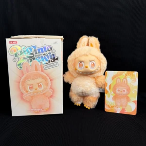 Labubu (Happiness) 🧡 - Äkta ’Happiness’ Labubu från The Monsters Big Into Energy Blind Box! 🧡✨I nyskick och kartong, påse och kort ingår. Köp nu (lägg endast prisförslag om du har avsikt att köpa) 💌