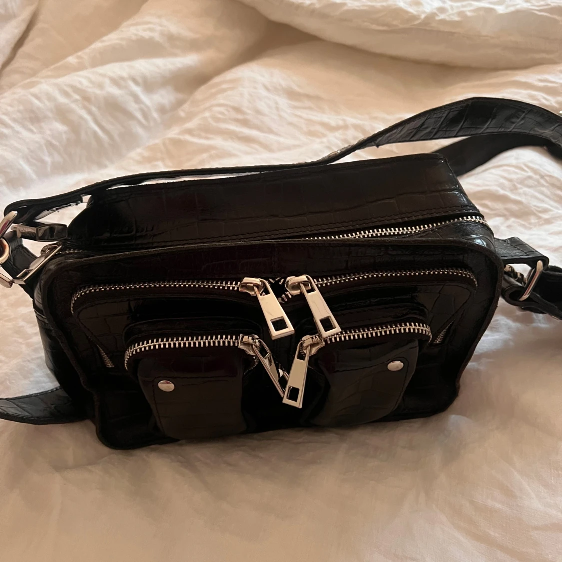 Svart axelväska med croco-mönster