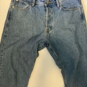 Jack and Jones jeans relaxed  - Blåa Jack and Jones jeans i modellen relaxed. 