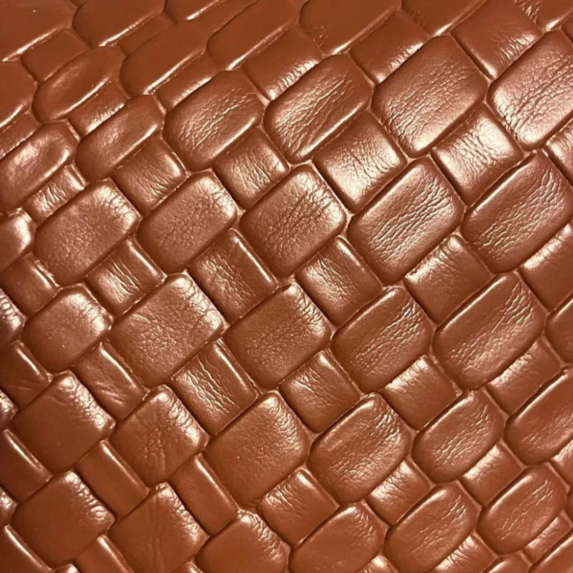 Brun flätad handväska i skinnimitation - 3