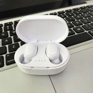 Trådlösa hörlurar med laddningsetui - Snygga, vita trådlösa hörlurar med kompakt laddningsetui. Perfekta för musik och samtal på språng. Hörlurarna ser ut att vara i mycket gott skick utan synligt slitage. Laddningsindikator på etuiet. Smidig och stilren design.