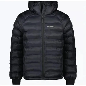 Svart dunjacka från Peak Performance - Säljer en svart dunjacka från Peak Performance med huva och dragkedja framtill. Jackan har en quiltad design och är perfekt för kyliga dagar. Klassisk logga på bröstet och ärmen. Passar dig som vill ha en stilren och varm jacka.