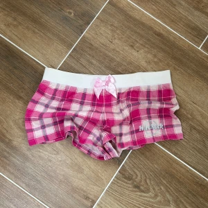 Hard rock lågmidjade shorts  - Ett par shorts från Hard rock i storlek XS. Rakt över midjemått: ca 35cm. Jag fraktar inom 24h. Se