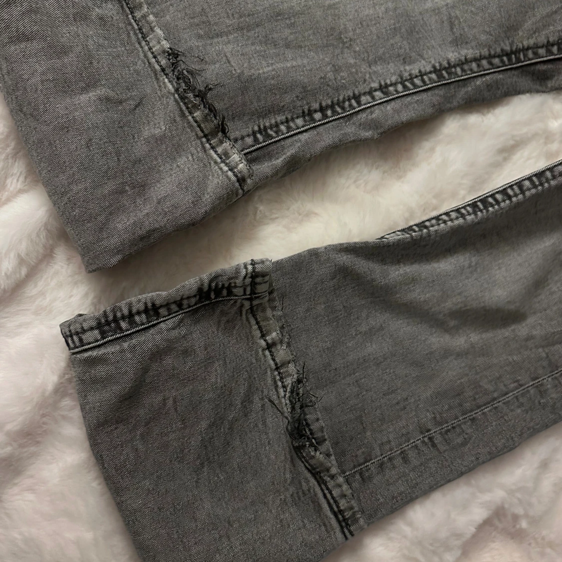 Grå bootcut jeans med fickdetaljer - 4