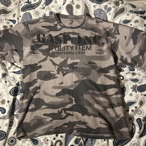 Camouflage thermal tee från Gasp - Säljer en grå thermal tee från Gasp utan skavanker
