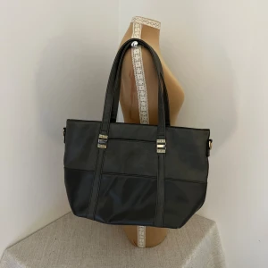 Svart axelväska med gulddetaljer - Skolväska