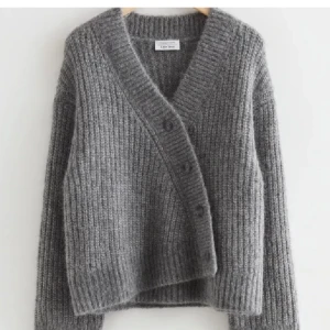 &otherstories kofta - Superfin stickad kofta från &other stories!🥰 Skriv för egna bilder!