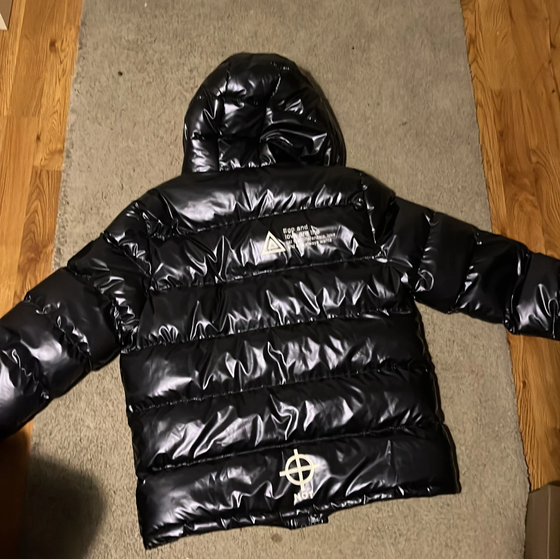 Svart pufferjacka med tryck - 3