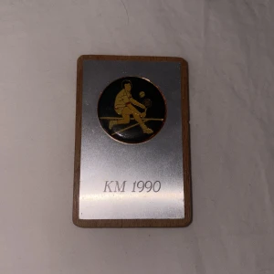 Tennismedalj KM 1990 i trä och metall - Unik tennismedalj från KM 1990 köp den idag och jag fraktar den så snabbt som möjligt 