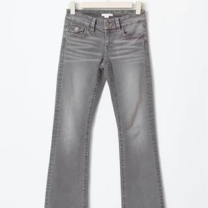 Grå bootcut jeans från Gina Tricot - Supersnygga grå jeans från Gina Tricot i bootcut-modell. 