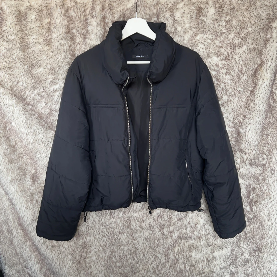 Svart pufferjacka från Gina Tricot - 1