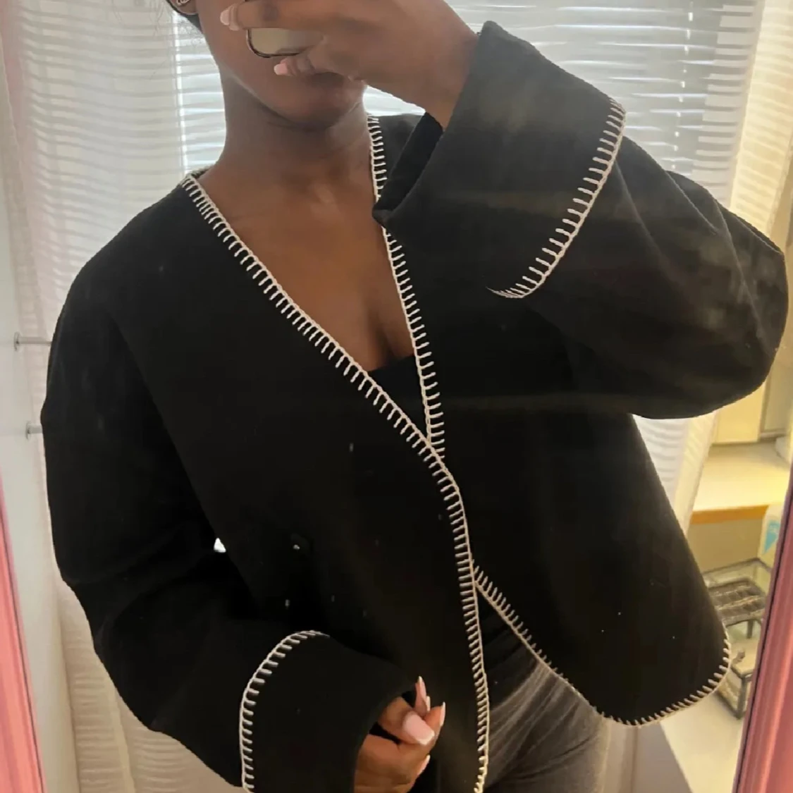 Svart omlottkofta med vita sömmar - 1