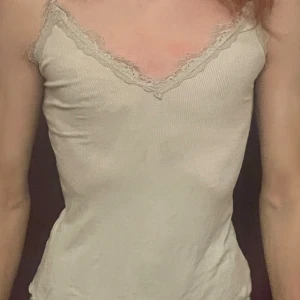 Vitt Linne - Vitt Linne - Storlek M till L! Inte jag på bilden utan en vän, OBs köpare står för frakt!