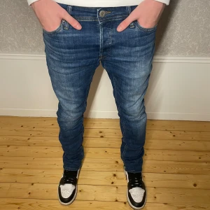 Jack & Jones Jeans - Mörkblåa Jack & Jones Jeans - Skick 9,5/10 - W29 L32 - Hör av dig vid minsta fundering!
