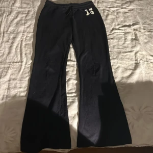 Mörkblå bootcut mjukisbyxor - Mörkblå bootcut mjukisbyxor från h&m med talet ”15” högst upp i högra hörnet, byxorna är använda max 3-5 gånger. Byxorna är i bra kvalitet och jättemysiga, säljer eftersom att dom inte är min stil. Byxorna är storlek 164/172 och jag är 164cm lång, passar jättebra