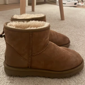 Uggs - Säljer dem här sköna uggsen då de inte passar längre! Användes en del förra vintern men är ändå okej skick! Storlek 39❤️