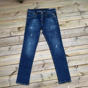 Replay Anbass jeans  - Snygga Replay Anbass jeans i klassisk blå denim med slitningar | 31/32 | Mycket bra skick