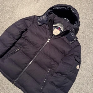 Moncler montgenevre - Säljer denna sällsynta moncler jackan i nyskick~ aldrig använd~ stlk 1 motvarar en s~ du får även med den klassiska moncler dustbagen samt trianglen~ vid funderingar skriv🫡